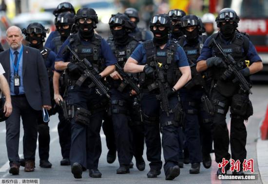 当地时间6月4日，英国伦敦恐怖袭击发生后，当地警察全副武装在街头巡逻加强警戒。在伦敦桥和博罗集市发生的恐怖袭击共造成7人死亡，48人受伤送医，另有3名袭击者被击毙。