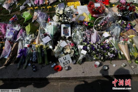 当地时间2017年3月27日，英国伦敦，民众持续在议会大楼前献花悼念恐袭遇难者。