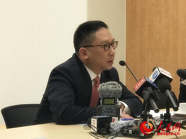 香港律政司司长袁国强接受媒体采访