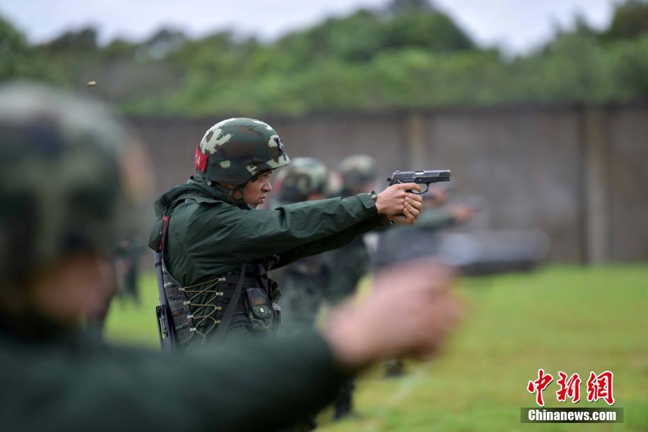 图为特战队员开展手枪限时快速射击。