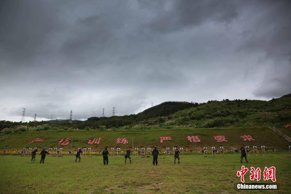 图为武警福建总队在恶劣天气开展实弹射击。