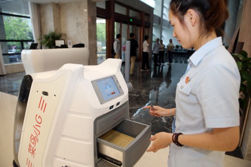 外媒：中国人开始用智能机器人送快递了