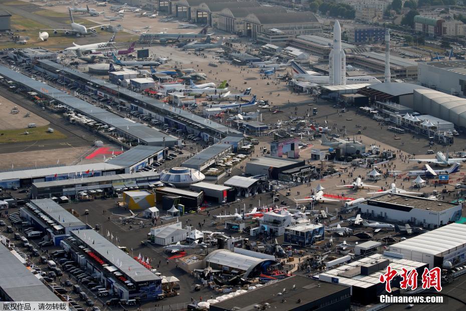 当地时间6月21日，巴黎航展持续举行。俯瞰举办地布尔歇机场，参展飞机停满机场，场面壮观。