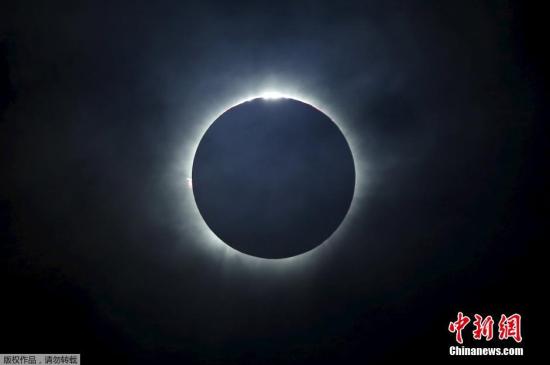 资料图片：日全食现象，太阳被完全遮蔽。