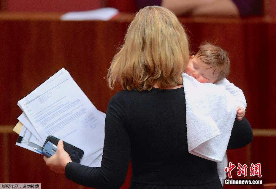 　澳大利亚参议员拉里萨·沃特斯怀抱亚丽亚·乔伊。