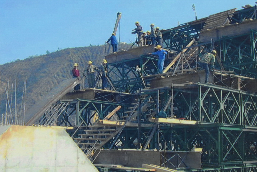 东深供水改造工程——旗岭渡槽吊装.