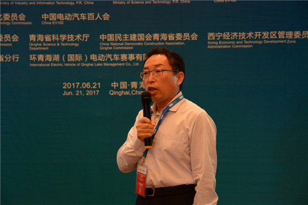 研讨会1-中国化学与物理电源行业协会秘书长-刘彦龙.jpg