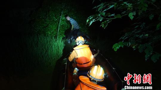 夜遇交通事故五旬货车司机跳入十米深臭水沟砸窗救人