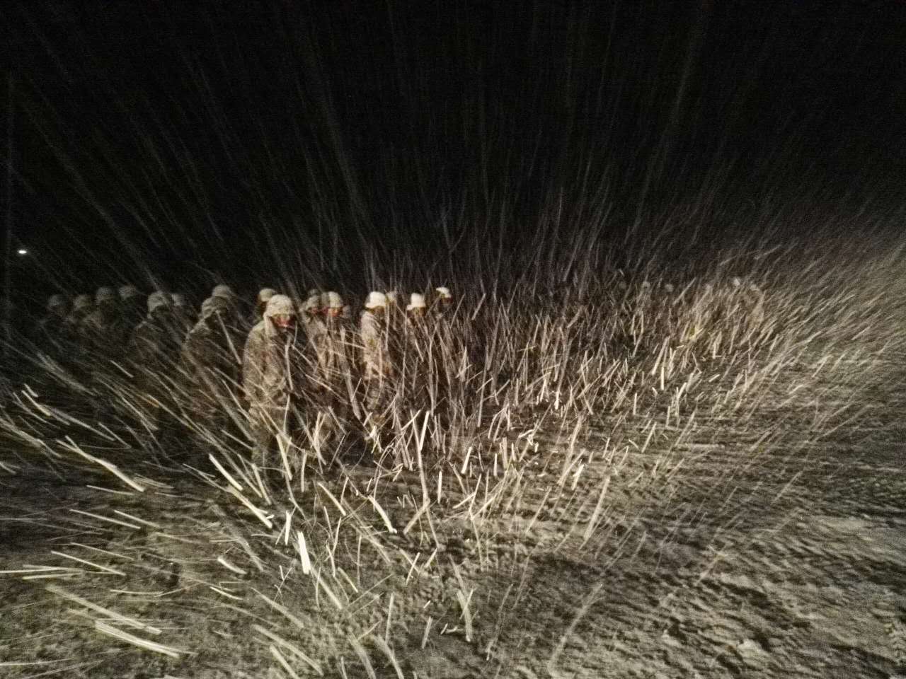 官兵们在风雪中列队。