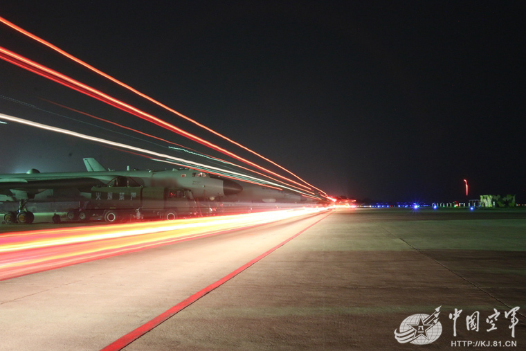 各种保障车辆进入。