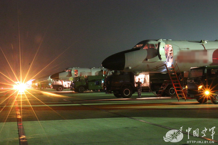 飞行保障人员进行飞行前最后检查。