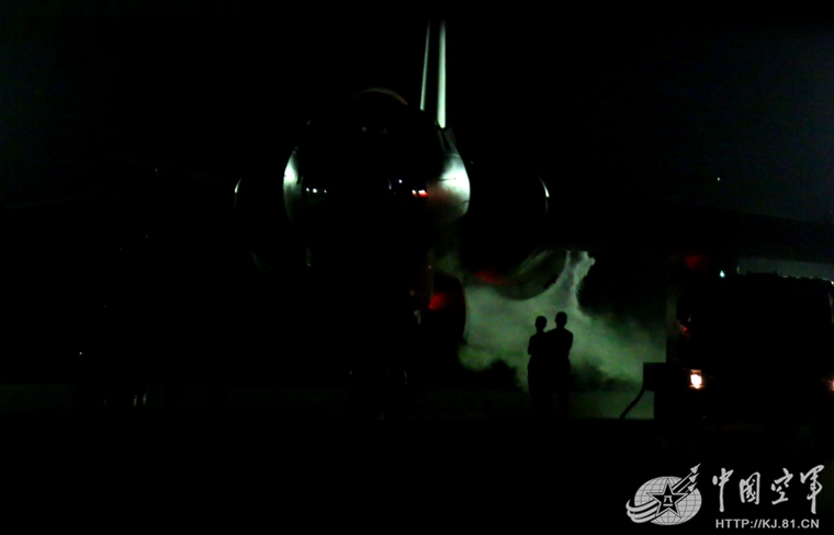 随着指挥员一声令下，战鹰发动机启动准备滑出。