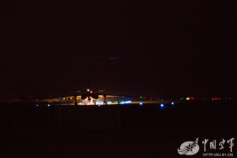 战鹰依顺序滑出机库。