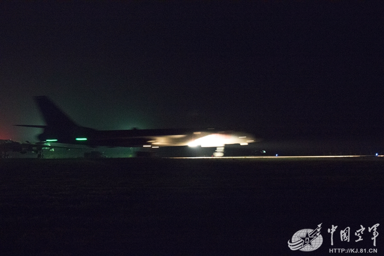 战鹰如同离弦之箭直插天际。