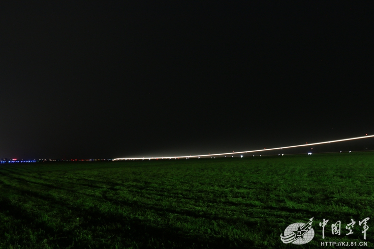 战鹰起飞的轨迹在相机的曝光拍摄下可以清晰看到。