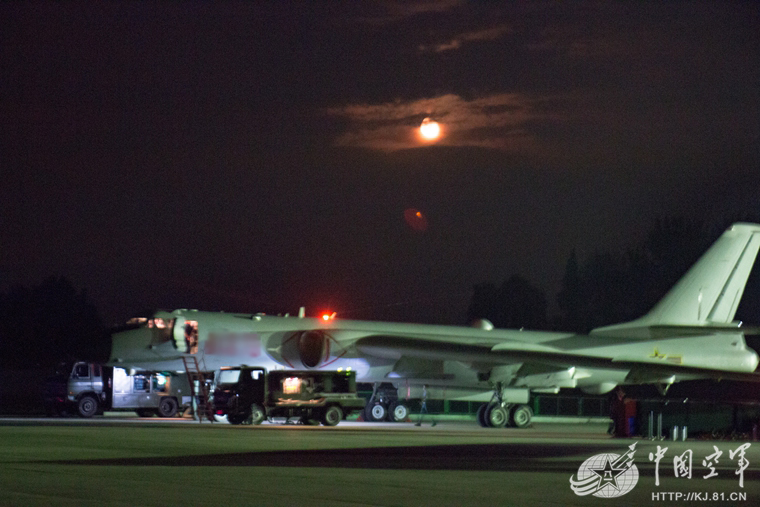 喧嚣之后，机场归于平静，唯有一轮明月与作飞行后检查的机务官兵为伴。
