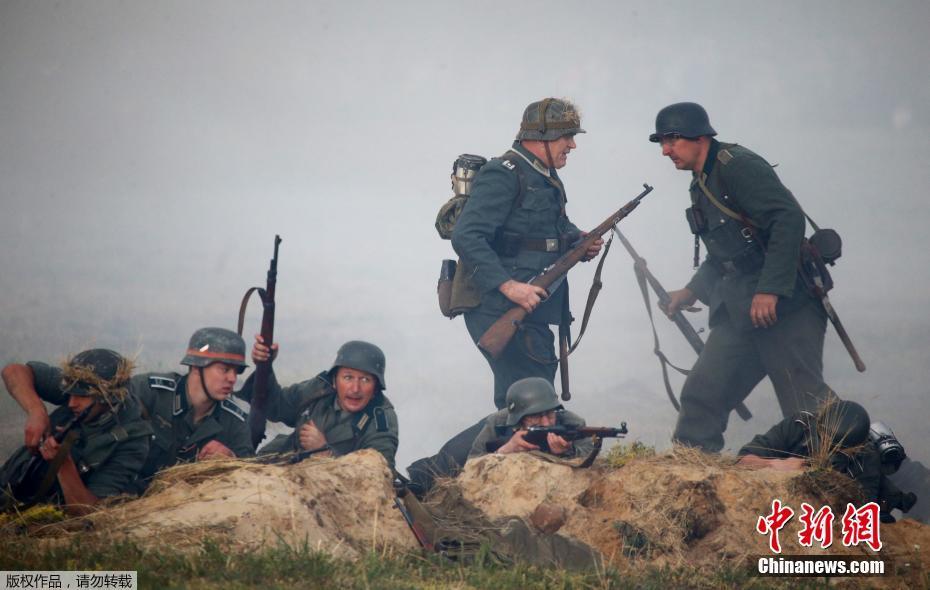 白俄罗斯纪念卫国战争76周年 重现战争场面
