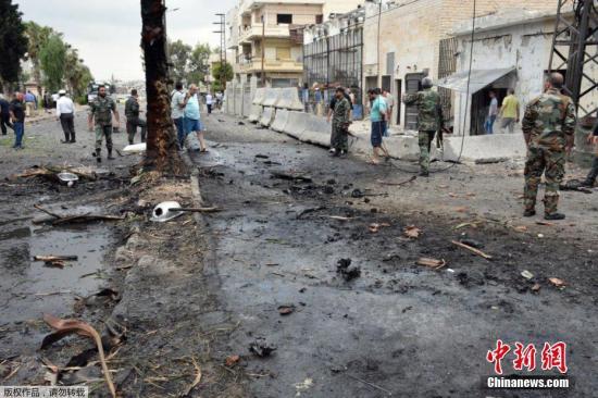 当地时间2017年5月23日，叙利亚霍姆斯，叙利亚中部重镇霍姆斯遭到汽车炸弹袭击，造成4人死亡、30人受伤。据叙利亚通讯社报道，一辆汽车冲破霍姆斯当地警方的拦截，袭击者在该市扎哈拉区引爆了装在汽车里的炸药。霍姆斯省省长巴拉兹说，这起袭击是反政府武装对叙政府军在霍姆斯省取得军事进展的报复。