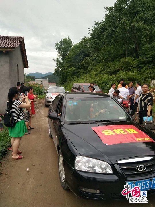 湖南洞口县杨梅滞销 各方助力4天售出3.6万斤 湖南洞口县杨梅滞销 各方助力4天售出3.6万斤