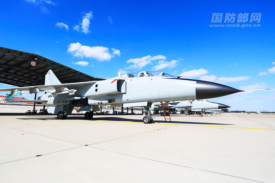 停机坪上的“飞豹”战机。杨盼 摄