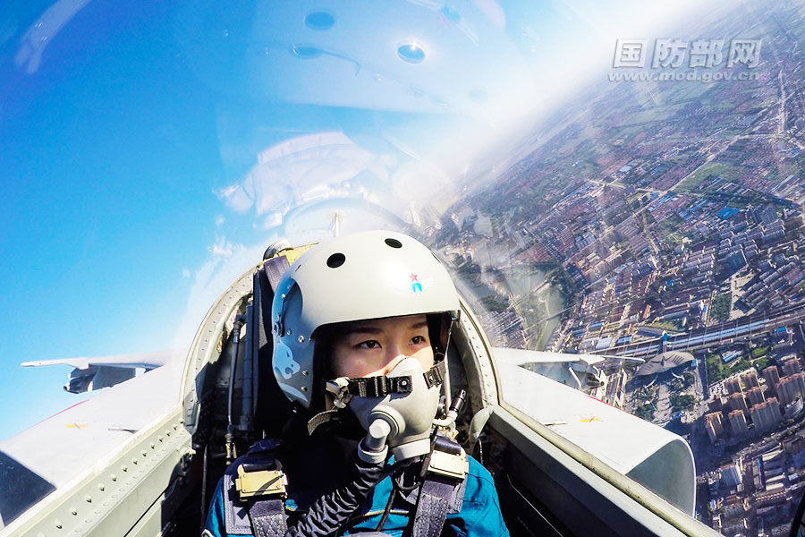 空军飞行员驾驶“飞豹”战机在训练。杨盼 摄