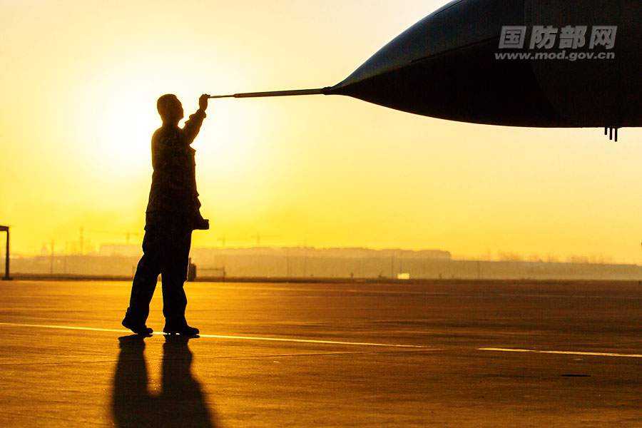 机务人员准备“飞豹”战机。杨盼 摄 