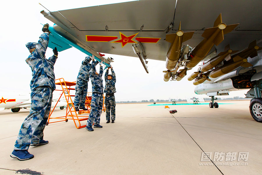机务人员准备“飞豹”战机。杨盼 摄