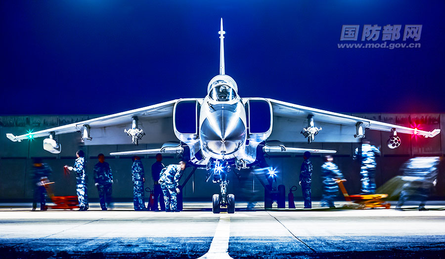 机务人员准备“飞豹”战机。杨盼 摄