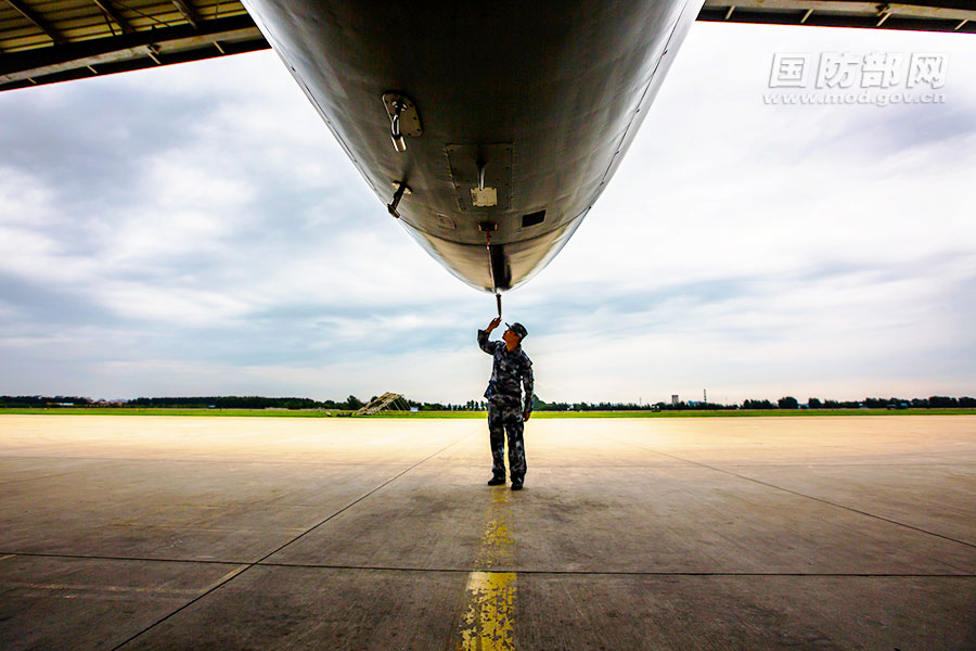 机务人员准备“飞豹”战机。杨盼 摄