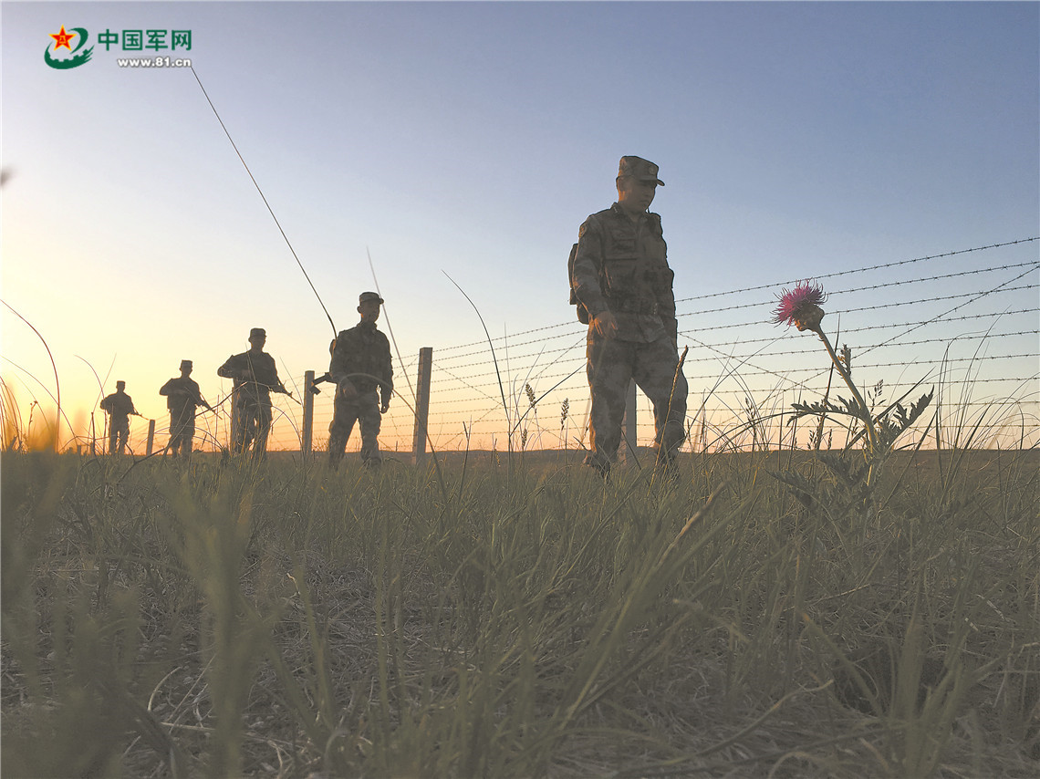 踏着落日的余晖，官兵们巡逻在祖国的边境线上。