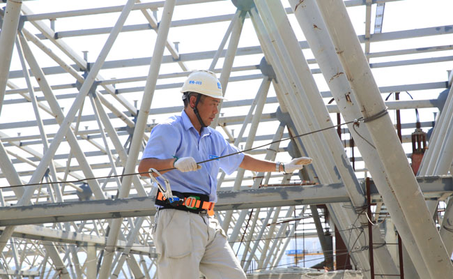 胡从柱在施工现场进行检查。(图片由受访者提供)