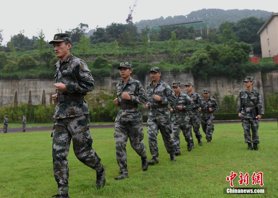 　参加手枪射击比武的军官们正在做赛前准备。