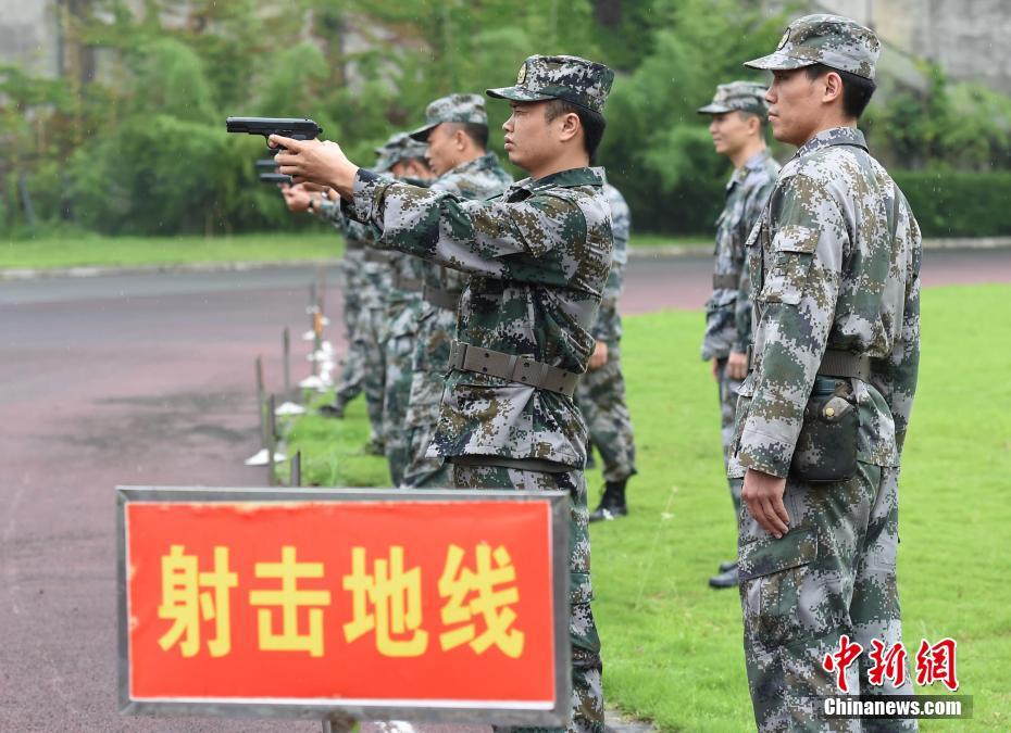 军官们正在进行手枪射击比武。