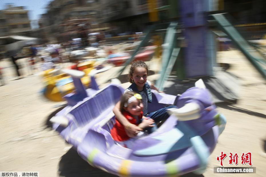 儿童在临时的游乐园玩玩耍庆祝开斋节。