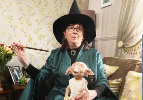 人们穿长袍拿魔杖