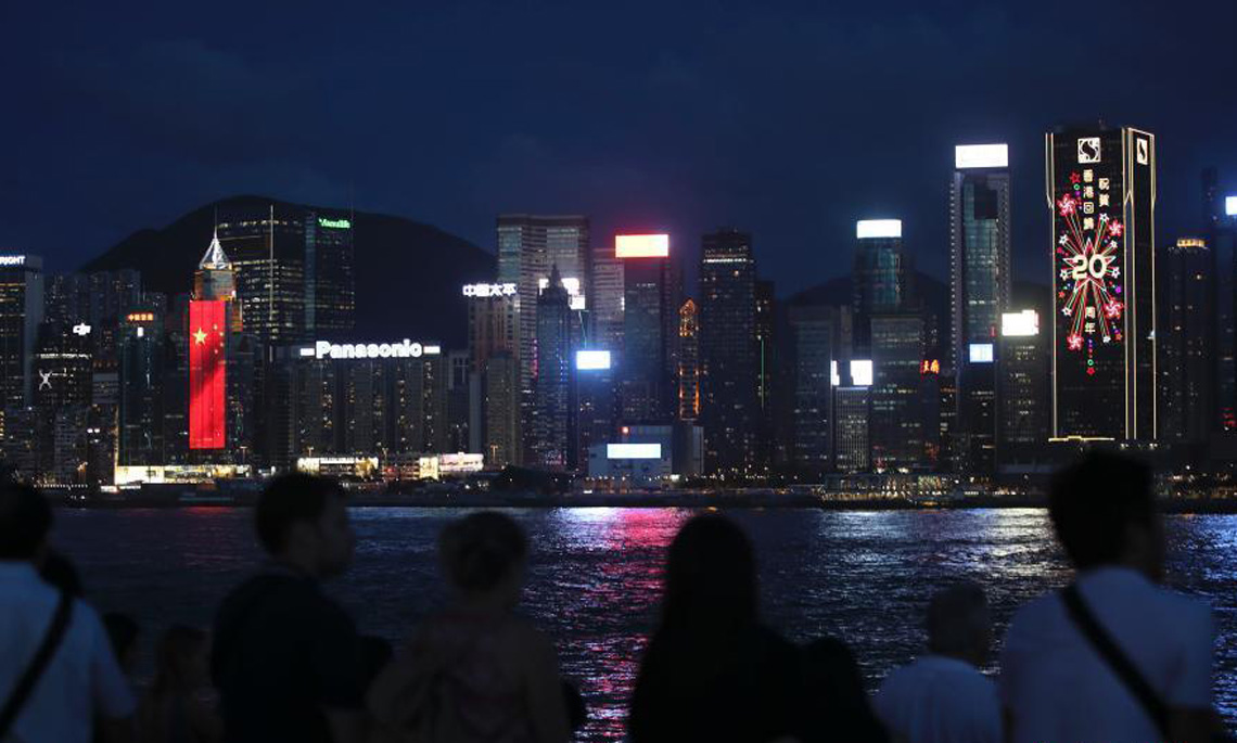 七一临近 香港维港两侧“升起”巨幅国旗和区旗