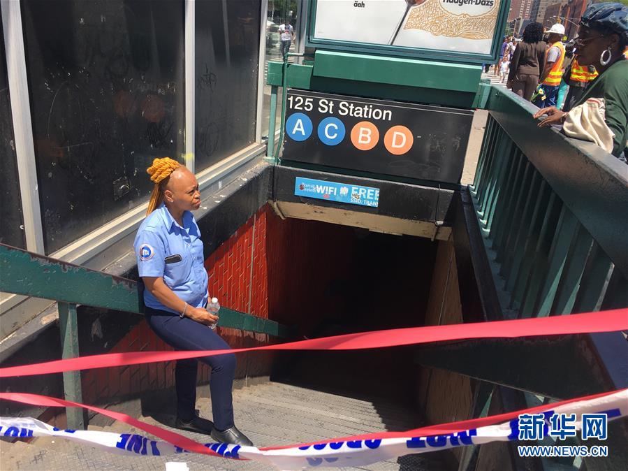 6月27日，在美国纽约，一名工作人员站在暂停运行的地铁站口。