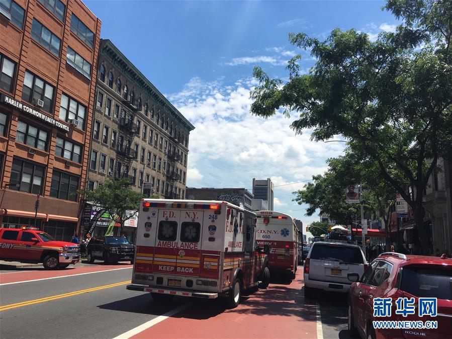 6月27日，在美国纽约，救护车停放在发生脱轨事故的地铁站附近。