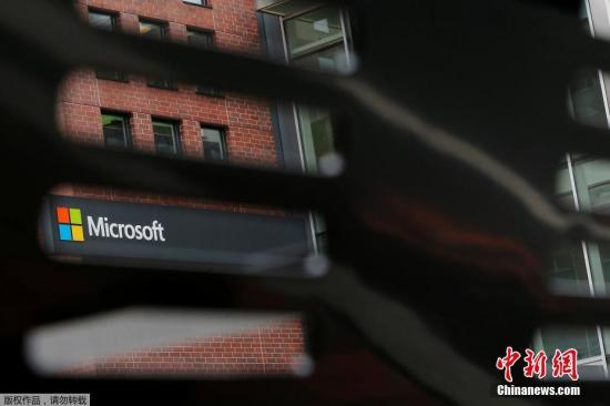 黑客利用美国国家安全局网络武器库泄漏的一个黑客工具制作了恶意勒索软件。虽然微软在该黑客工具被曝光之前一个月就发布了安全补丁，但仍有大量用户未安装补丁。事发后，微软高层谴责美国政府囤积电脑病毒武器，一旦发生泄露，便在全球范围造成严重威胁。如果国安局在发现“视窗”的安全漏洞时就向微软披露，而不是据此开发黑客工具，那么这次大规模网络攻击可能就不会发生。图为当地时间2017年5月15日，美国坎布里奇，微软公司办公室。