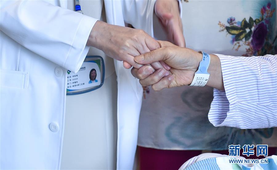 （香港回归二十周年·图片故事）（12）两座城，一颗心——香港医生的深港故事