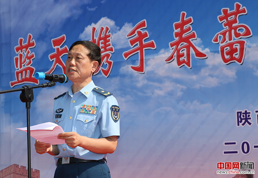 空军政治工作部副主任姜平介绍蓝天春蕾计划方案