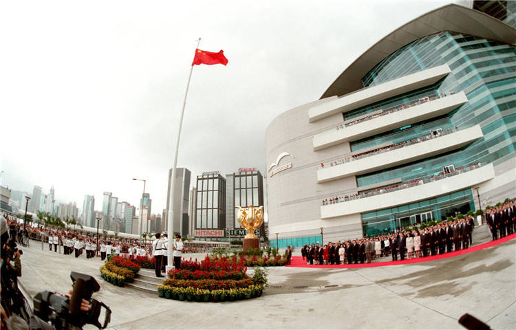 1997年10月1日，香港特区政府首次举行国庆升旗仪