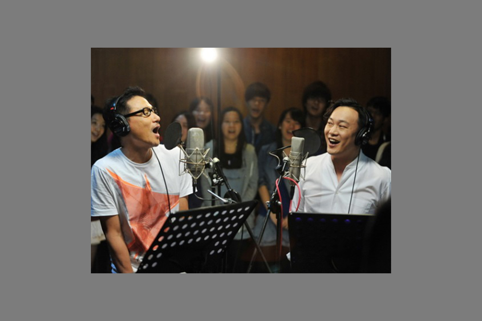 歌手张学友（左）和陈奕迅演唱《同舟之情》