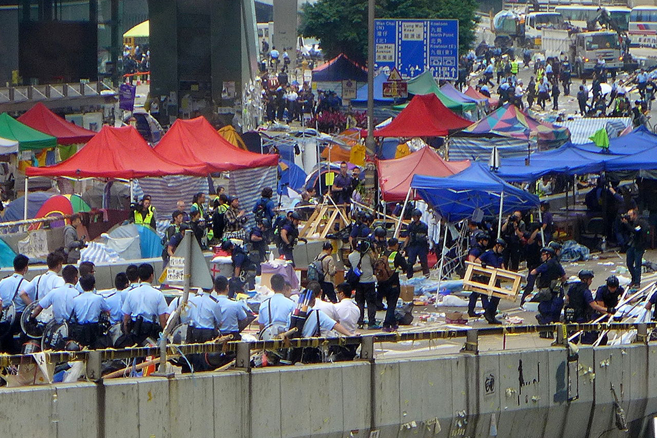 香港警方在金钟道迅速移除障碍