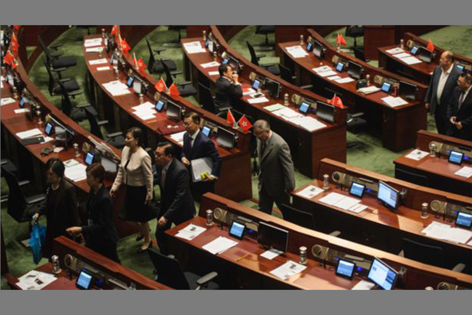 香港立法会建制派议员发动流会，离开立法会会议厅