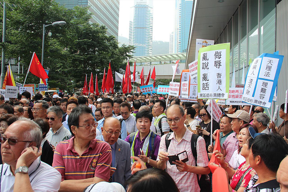 抗议人群在立法会示威区，反对再次宣誓