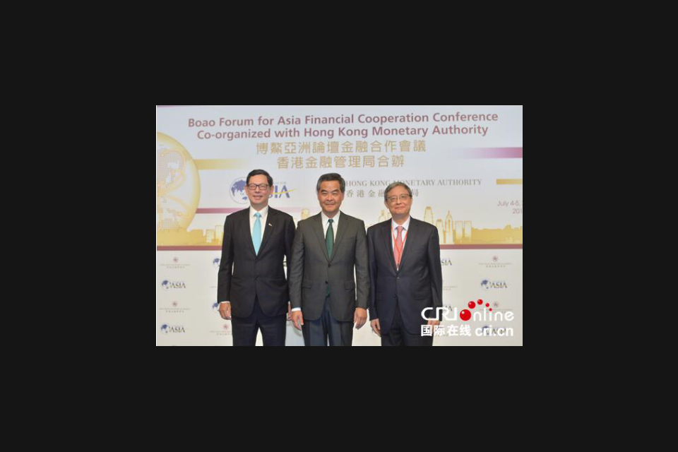 参加会议的香港金融管理局总裁陈德霖（左）、香港行政长官梁振英（中）和博鳌亚洲论坛秘书长周文重（右）合影