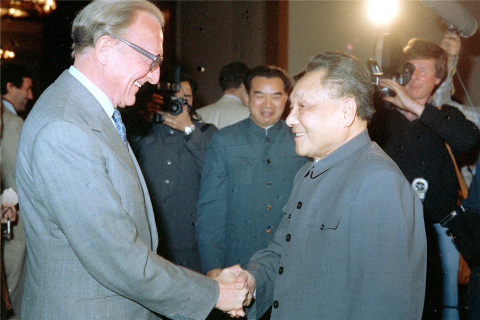 邓小平会见来访的英国外交大臣卡林顿