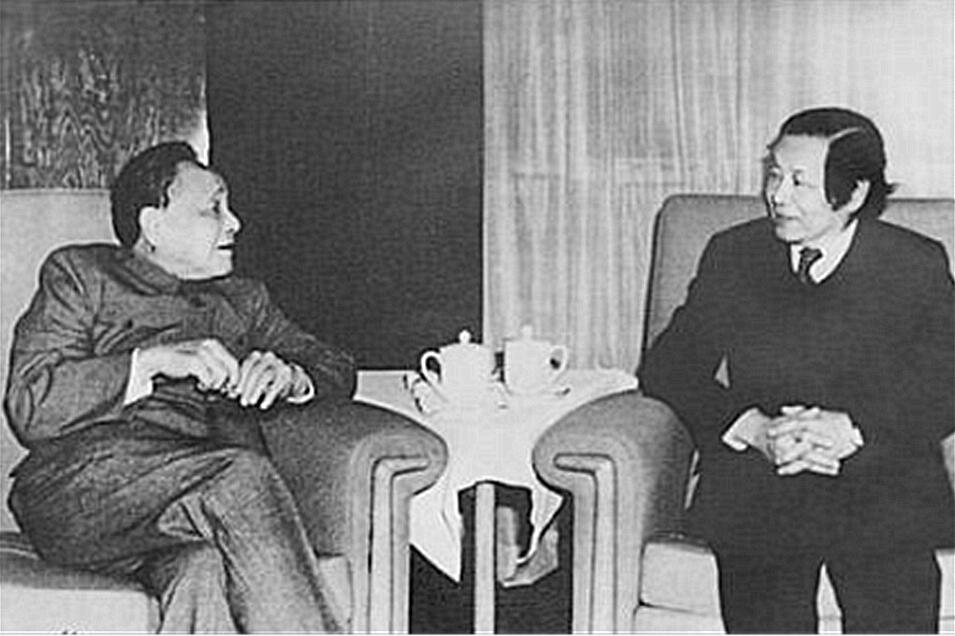 邓小平与美国华人协会主席李耀滋交谈