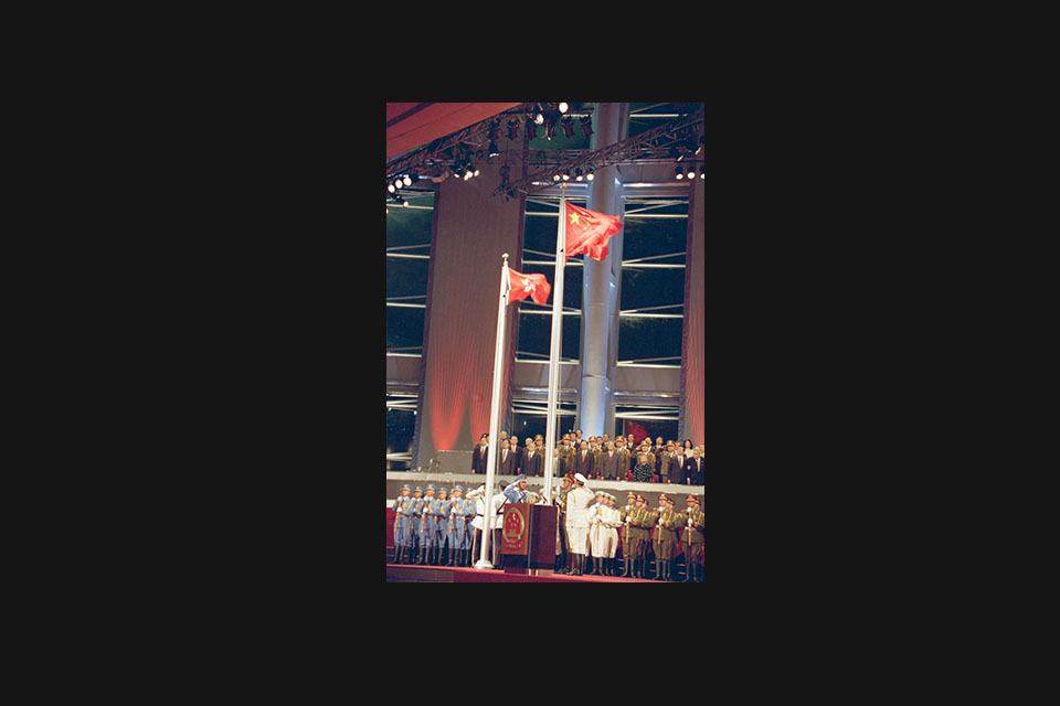 中华人民共和国国旗和香港特别行政区区旗在香港会展中心庄严升起